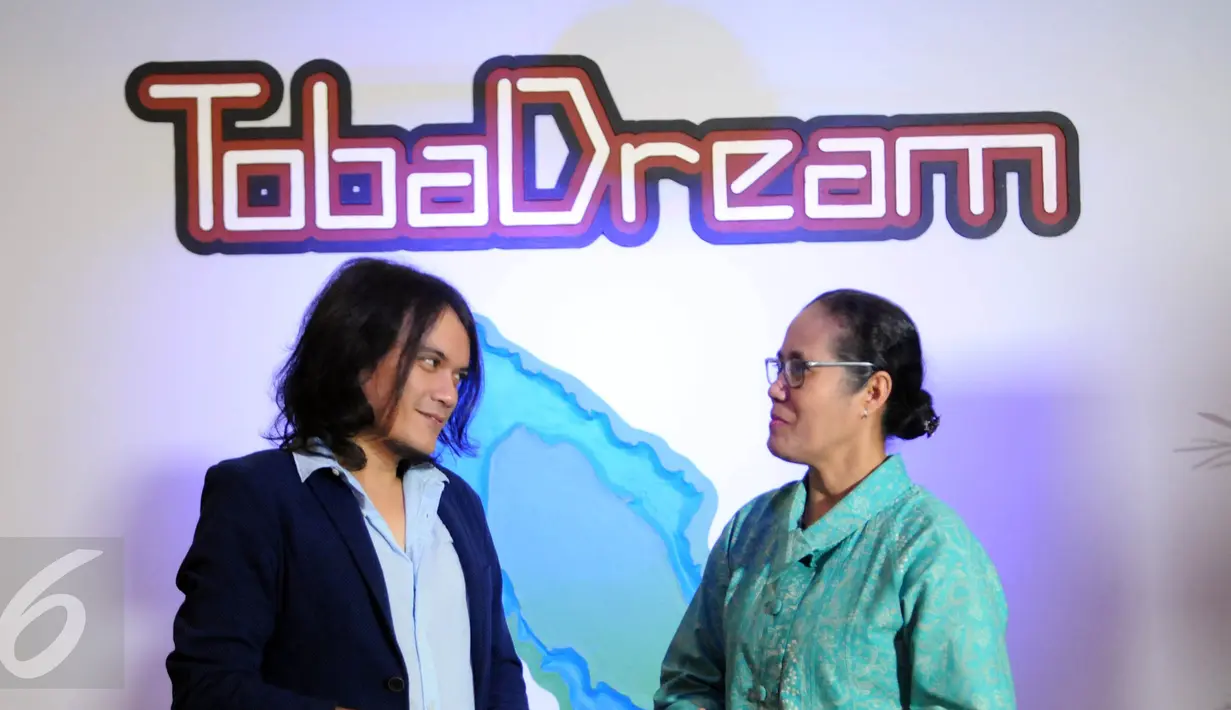 Viky Sianipar dan Maria Mayabubun berpose saat acara jumpa pers di Toba Dream, Jakarta, (12/8). Dalam keterangnya tersebut sang Maestro lagu Batak Viky Sianipar dan CS akan melakukan keberangkatan menuju eropa lewat 5 Negara. (Liputan6.com/Helmi Afandi)