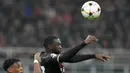 <p>Bek AC Milan, Fikayo Tomori berduel memperebutkan bola dengan pemain FC Salzburg, Junior Adamu dalam pertandingan lanjutan Grup E Liga Champions di stadion San Siro di Milan, Italia, Kamis (3/11/2022). Milan menang atas Salzburg 4-0. (AP Photo/Luca Bruno)</p>