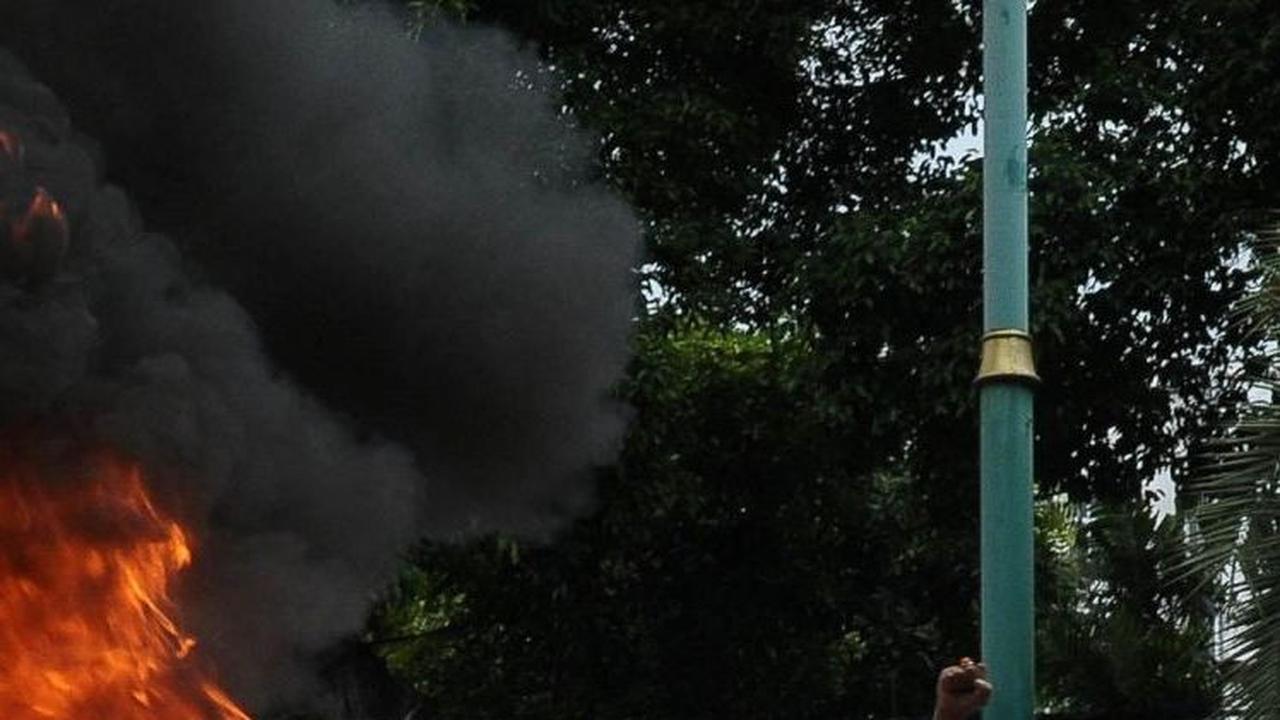 Polisi Amankan 16 Orang saat Demo Ricuh di DPR dan KPU