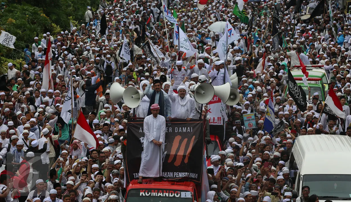 Imam Besar FPI Habib Riezieq Shihab menaiki mobil komando meninggalkan Kawasan Monas, Jakarta, Jumat (2/12). Habib Riezieq bersama peserta aksi damai 2 Desember mulai meninggalkan lokasi setelah melaksanakan salat Jumat. (Liputan6.com/Johan Tallo)