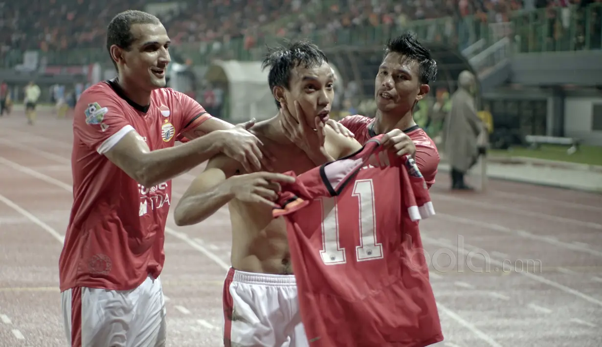 Pemain Persija Jakarta, Novri Setiawan (tengah) merayakan golnya ke gawang Perseru Serui pada laga Liga 1 2017 di Stadion Patriot, Bekasi, Selasa (13/6/2017). Persija menang 3-0. (Bola.com/Muhamad Ramadhan)