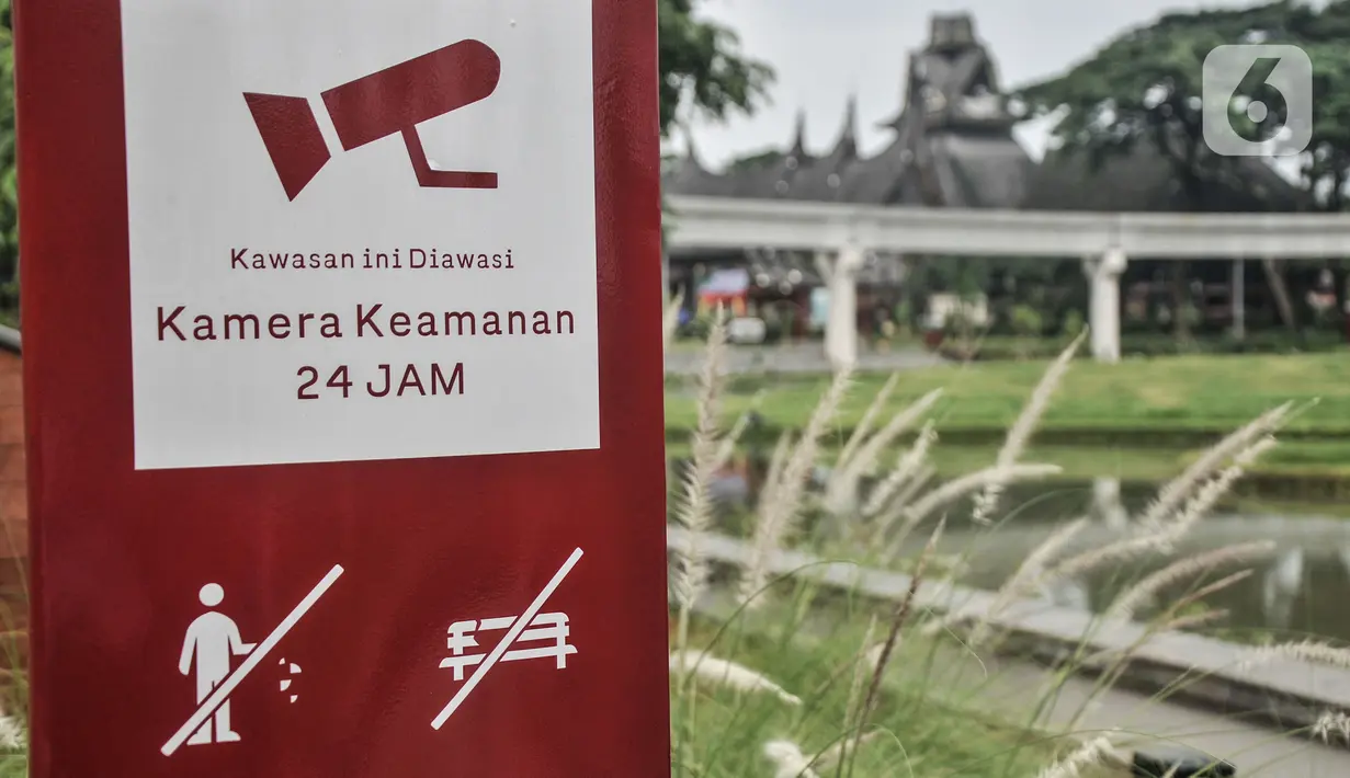 Pemberitahuan terkait pengawasan keamanan di kawasan Taman Mini Indonesia Indah (TMII), Jakarta Timur, Senin (7/11/2022). Direktur Eksekutif TMII, Emilia Nur Utari mengungkapkan progres revitalisasi untuk keseluruhan kompleks TMII sudah hampir rampung, saat ini pekerja fokus pada tahap finishing. (merdeka.com/Iqbal S Nugroho)