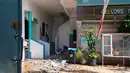 Puing-puing berserakan di sebuah rumah setelah gempa berkekuatan besar melanda Cataingan, provinsi Masbate, Filipina tengah (18/8/2020). (John Mark Lalaguna/Philippine National Red Cross via AP)