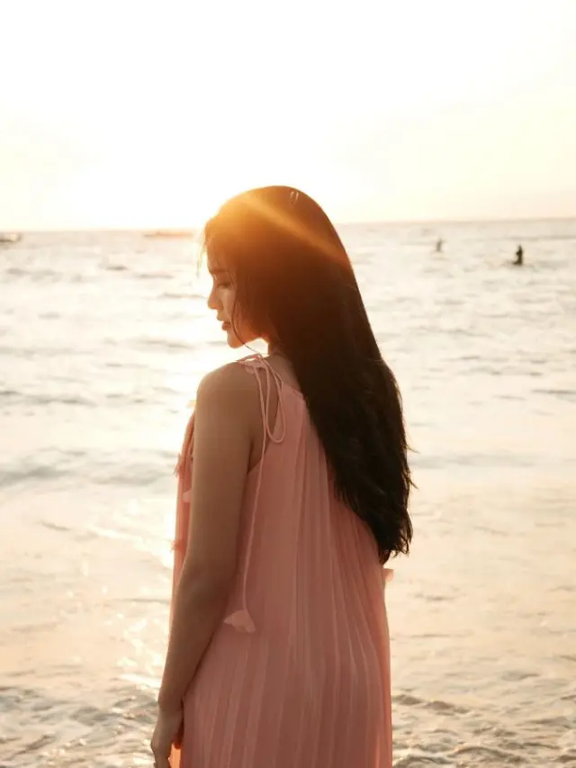 Potret Bella Bonita Pakai Dress Pink Bunga Timbul di Pantai