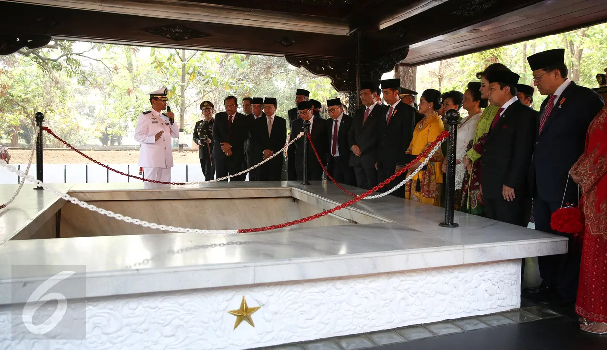 Presiden Jokowi‎ bersama Ibu Negara, Iriana mengunjungi sumur tempat pembuangan jenazah para Jenderal Angkatan Darat di Monumen Pancasila Sakti, Jakarta, usai upacara Peringatan Hari Kesaktian Pancasila, Kamis (1/10/2015).‎ (Liputan6.com/Faizal Fanani)