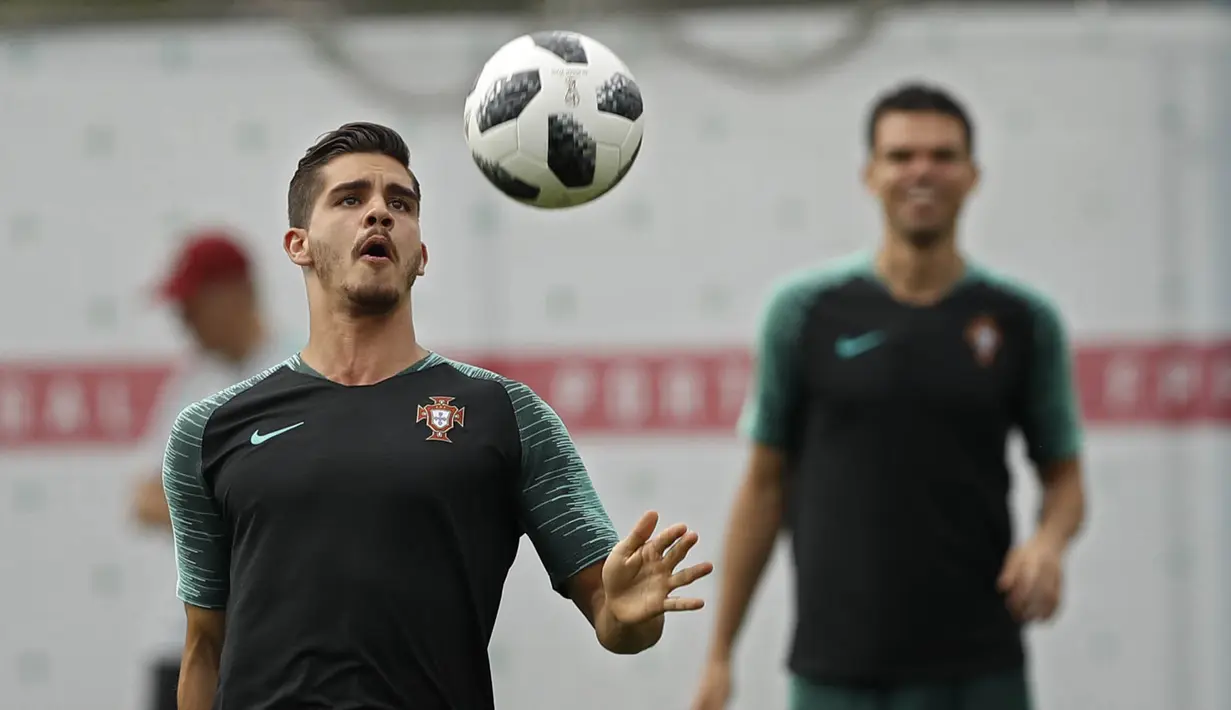 Striker Portugal, Andre Silva, mengontrol bola saat latihan jelang laga putaran kedua Piala Dunia di Kratovo, Rusia, Selasa (19/6/2018). Portugal akan berhadapan dengan Maroko. (AP/Francisco Seco)