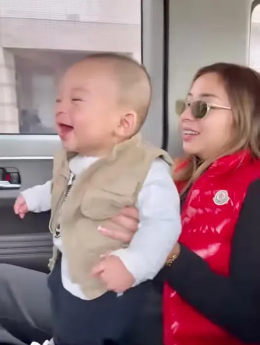 Kompak pakai vest bareng buah hati, baby izz tampak memadukan long sleeve top dengan celana panjang dan vest warna coklat susu. @nikitawilly94.