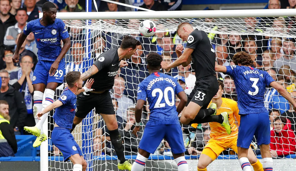 Pemain Brighton & Hove Albion, Lewis Dunk, menyundul bola ke gawang Chelsea pada laga Premier League di Stadion Stamford Bridge, Sabtu (28/9). Chelsea menang 2-0. (AP/Frank Augstein)