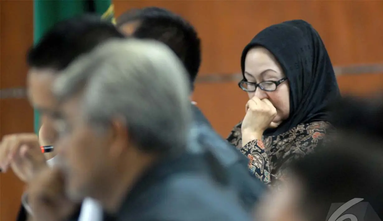 Ratu Atut Chosiyah mendengarkan keterangan saksi mantan Ketua Mahkamah Konstitusi Akil Mochtar, Pengadilan Tindak Pidana Korupsi, Jakarta, Kamis (12/6/2014) (Liputan6.com/Miftahul Hayat).