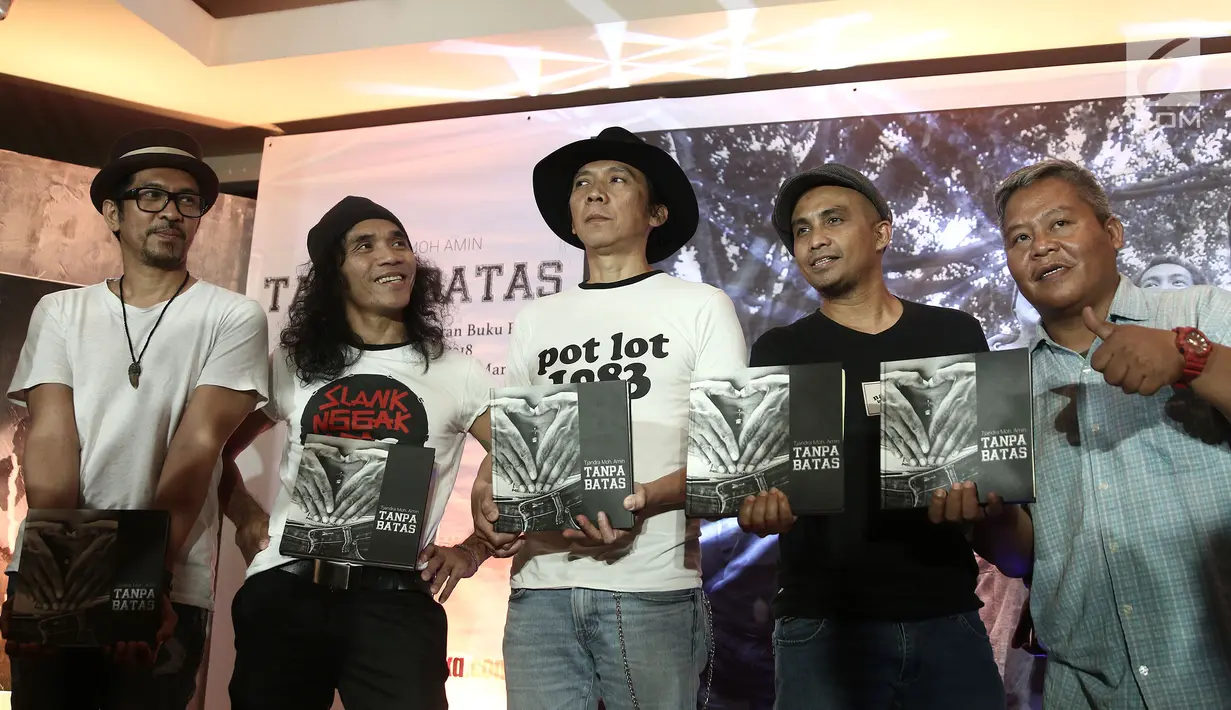 Personil band Slank berfoto bersama dengan buku karya Fotografer Tjandra Moh Amin  seusai pembukaan pameran foto dan peluncuran buku "Tanpa Batas" bersama #KLYLOUNGE di Jakarta, Jumat (14/12). (Liputan6.com/Herman Zakharia)
