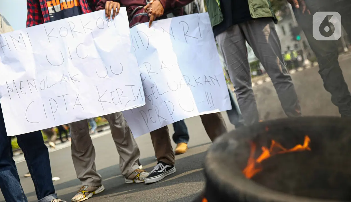 Massa Himpunan Mahasiswa Islam (HMI) saat berunjuk rasa menentang UU Cipta Kerja di kawasan Patung Kuda, Jakarta, Rabu (28/10/2020). Massa meminta Presiden Joko Widodo segera mencabut UU Cipta Kerja melalui Peraturan Pemerintah Pengganti Undang-Undang. (Liputan6.com/Faizal Fanani)