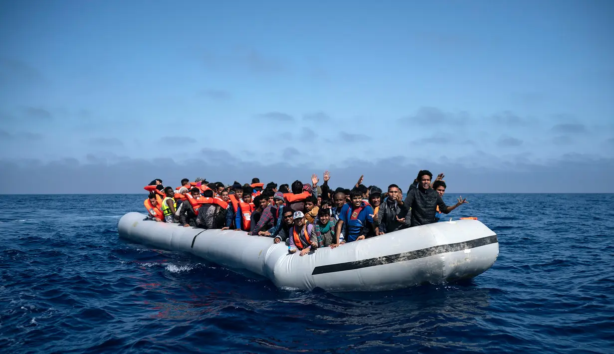Wajah pengungsi dan imigran saat diselamatkan LSM Proactiva Open Arms Spanyol di utara pantai Libya, Minggu (6/5). (AP Photo/Felipe Dana)