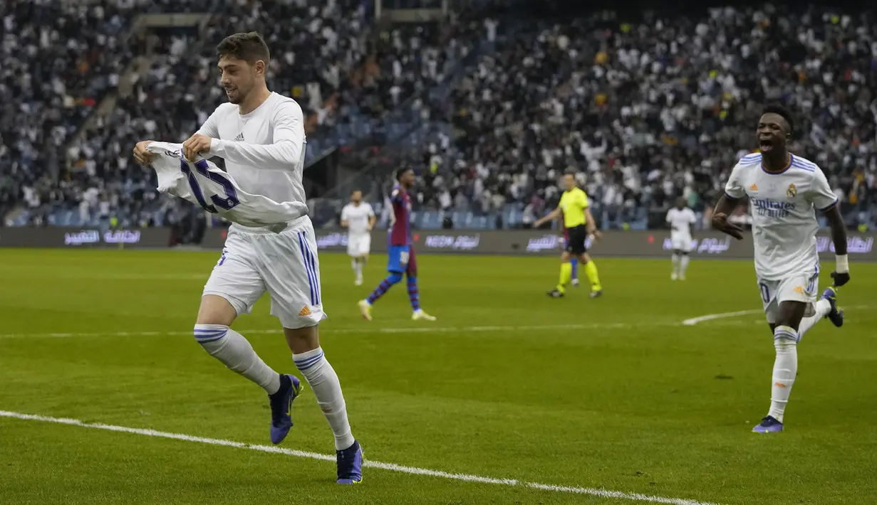 Skor imbang 2-2 di waktu normal memaksa kedua tim harus menjalani babak extra time. Saat laga baru berjalan tujuh menit, Barca dikejutkan dengan serangan balik Los Blancos. Rodrygo yang lolos di sisi kanan berhasil mengirim umpan tarik ke Valverde dan berbuah menjadi gol. (AP/Hassan Ammar)
