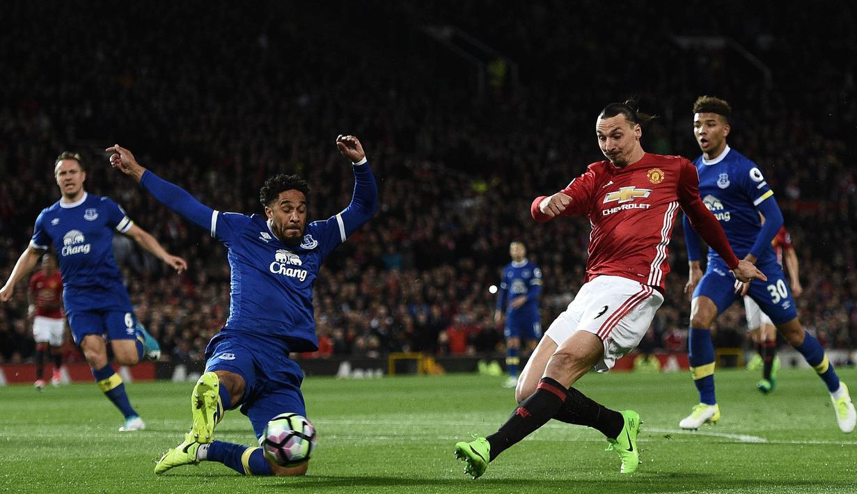 Striker Manchester United, Zlatan Ibrahimovic, berusaha melewati bek Everton, Ashley Williams. Namun serangan dari klub asuhan Jose Mourinho itu tampak kurang efektif dan hanya memiliki sedikit peluang. (AFP/Oli Scarff)