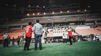Gubernur DKI Jakarta Anies Baswedan menyaksikan band Nidji saat kegiatan check sound di Jakarta International Stadium (JIS). (@aniesbaswedan)