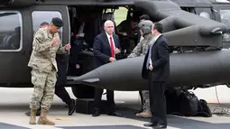 Wakil Presiden AS, Mike Pence turun dari helikopter setibanya di Camp Bonifas, pos komando PBB yang dipimpin AS, dekat bagian selatan Zona Demiliterisasi di perbatasan Korea Selatan (Korsel) dan Korea Utara (Korut), Senin (17/4). (AP Photo/Lee Jin-man)