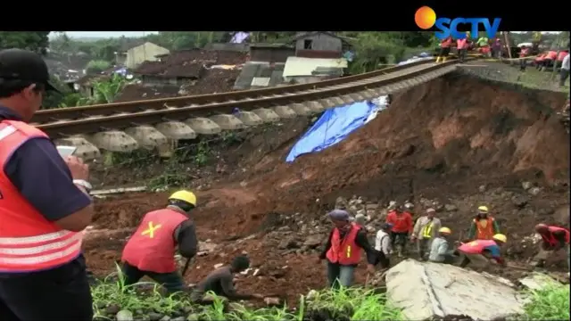 Diharapkan cuaca tetap bersahabat agar target perbaikan pondasi jalur kereta api ini segera rampung.