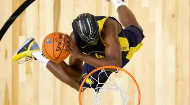 Pemain Indiana Pacers, Victor Oladipo saat mengikuti kontes Slam Dunk NBA All-Star 2018 di Los Angeles, AS (17/2). Victor Oladipo tampil unik menggenakan topeng dari film "Black Panther". (Bob Donnan / Pool via AP)