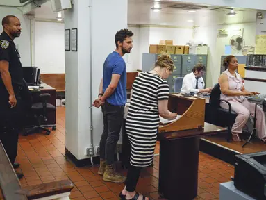 Shia LaBeouf (tengah) menjalani pemeriksaan di Midtown Community Court di New York, Jumat (27/6/14).(REUTERS/Anthony DelMundo)