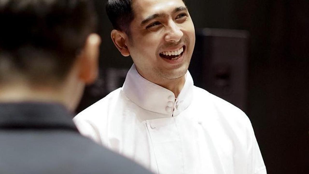 Arya Saloka berperan sebagai Lebas. Ia merupakan anak bungsu dari Soeraja.