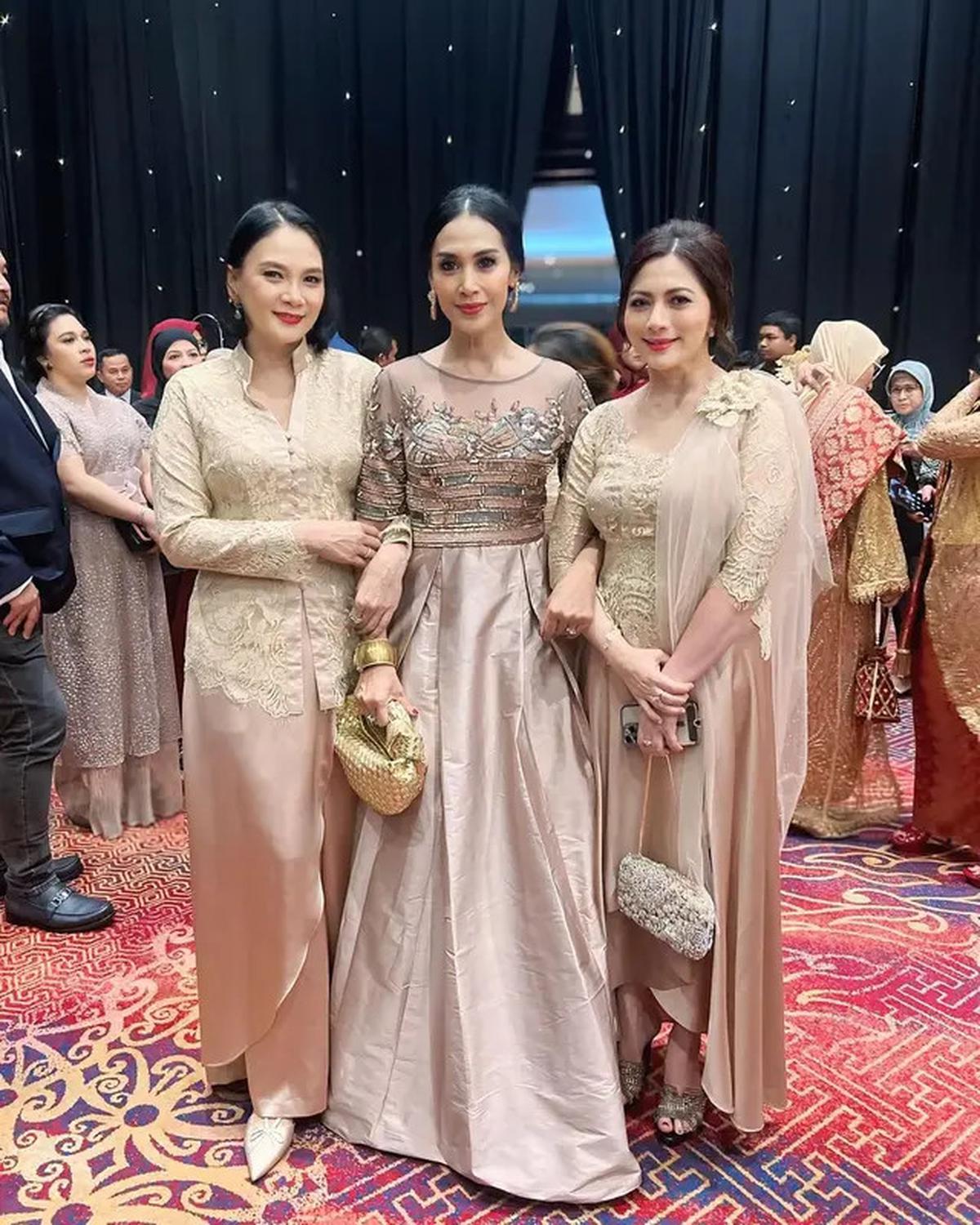 8 Potret Artis Hadir di Pernikahan Anak Bella Saphira, Jadi Ajang Reuni Artis Lawas 90-an