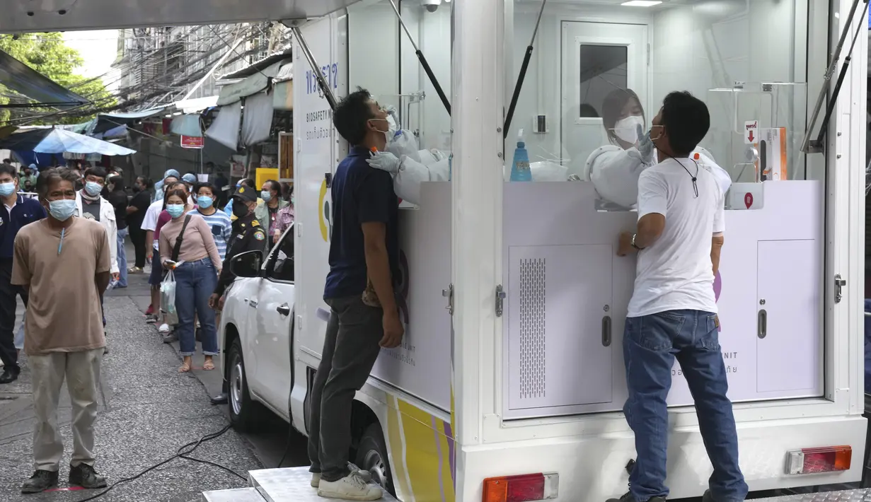 Sejumlah pedagang menjalani swab hidung dari untuk tes virus corona di sebuah pasar di Bangkok, Thailand (11/6/2021). Thailand pada Kamis melaporkan 2.310 kasus baru Covid-19 dalam 24 jam terakhir. (AP Photo/Sakchai Lalit)