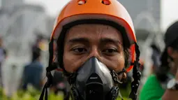 Anggota Walhi Jakarta menggunakan masker saat menggelar aksi melawan asap dan peduli satwa dalam CFD di Bundaran HI, Jakarta, Minggu (15/9/2019). Walhi menuntut pemerintah segera menyelesaikan permasalahan kebakaran hutan yang berdampak buruk bagi manusia dan lingkungan. (Liputan6.com/Faizal Fanani)