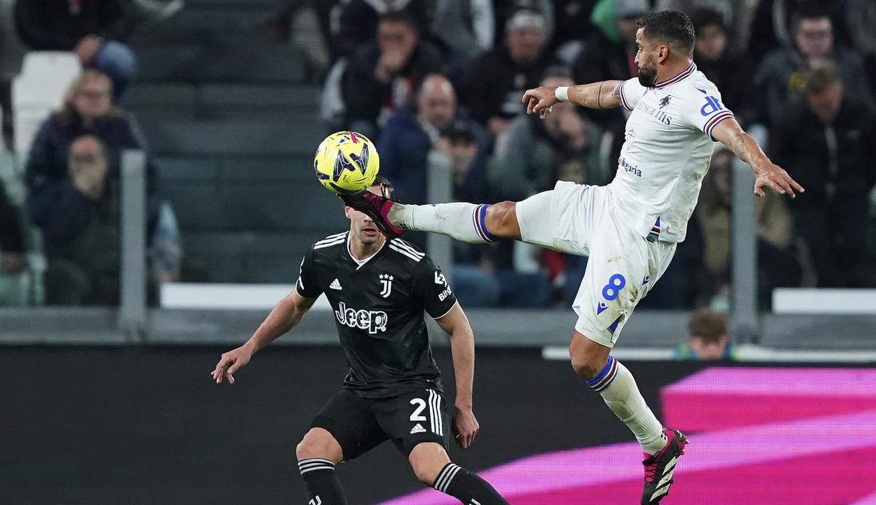 Pemain Sampdoria, Tomas Rincon, mengontrol bola saat melawan Juventus pada laga pekan ke-26 Serie A 2022/2023 di Allianz Stadium, Senin (13/03/2023). (Spada/LaPresse via AP)