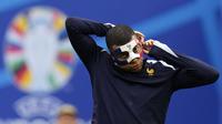 Pemain Prancis, Kylian Mbappe memasang topeng saat sesi latihan jelang laga melawan Belanda pada laga Grup C Euro 2024 di Leipzig Stadium, Leipzig, Jerman, Kamis (20/06/2024) waktu setempat. (AP Photo/Hassan Ammar)