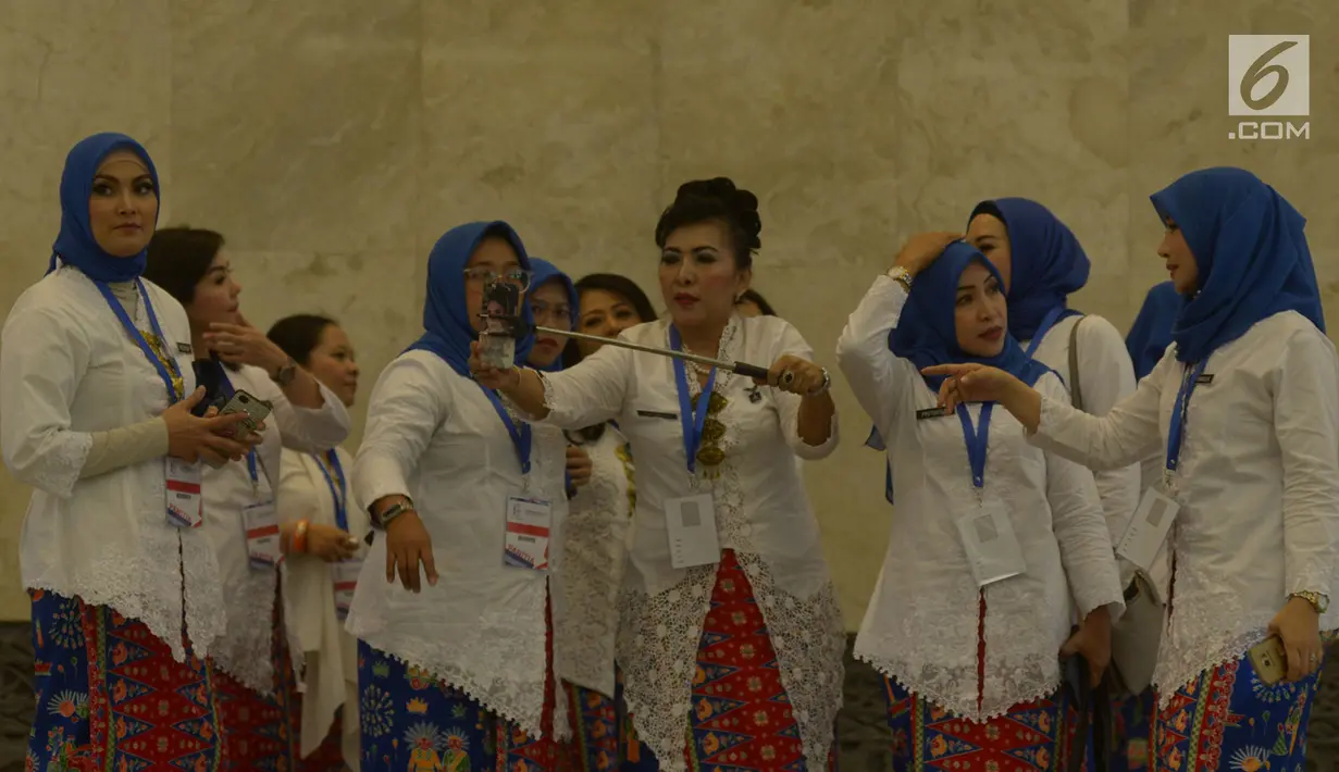Para anggota Partai Demokrat foto bersama disela-sela acara di Jakarta Convention Center (JCC) Senayan, Jakarta, Selasa (10/9/2019). Acara tersebut diikuti anggota DPR dan DPRD Provinsi/Kab/Kota se-Indonesia periode 2019-2024. (merdeka.com/Imam Buhori)