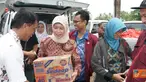 Citizen6, Pandeglang: Ketua TP PKK Pandeglang Hj. Siti Erna Erwan salurkan bantuan sembako dan obat-obatan melalui Camat Sobang Widodo bagi korban banjir di Desa Bojen, Kecamatan Subang.(Pengirim: Ade Setiawan)