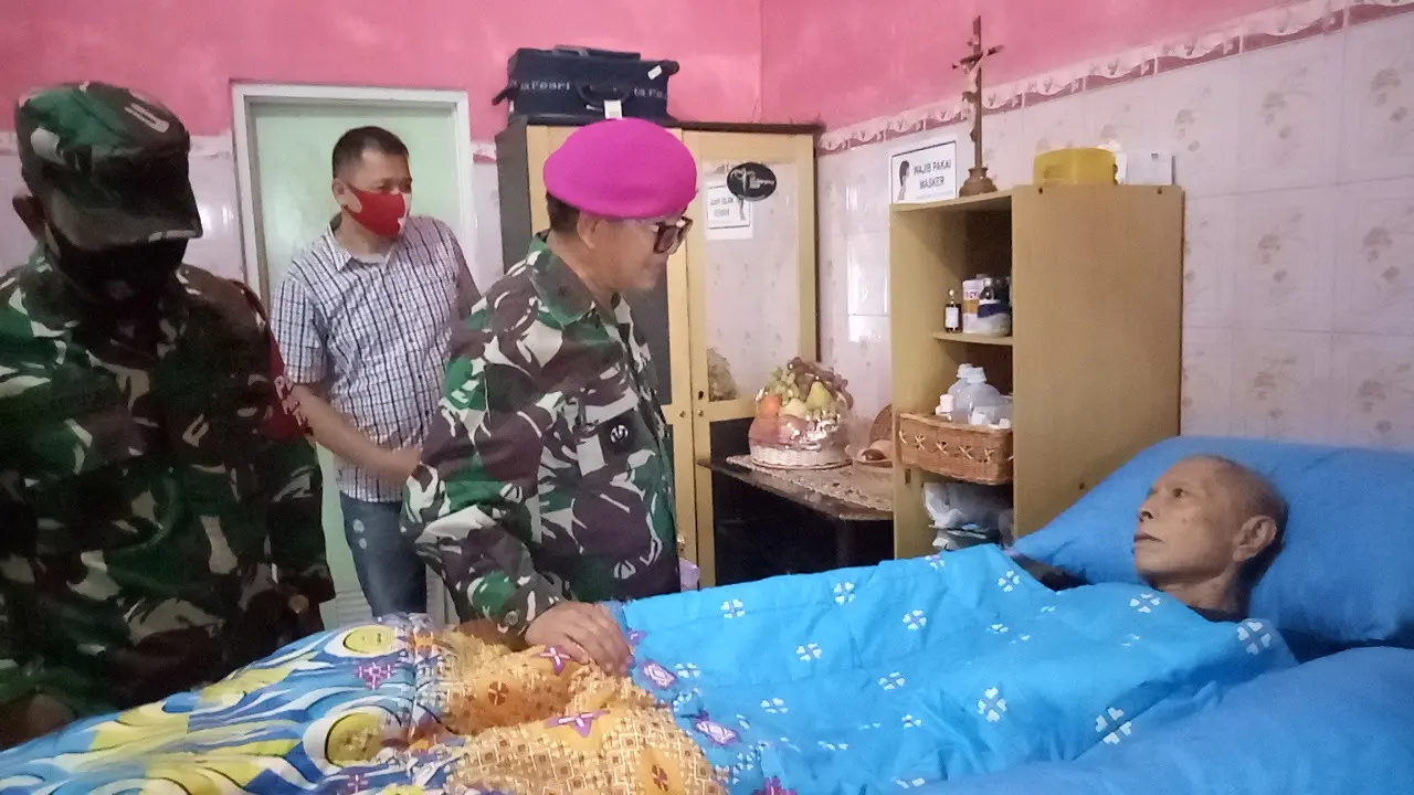 Brigjen Rompas saat mengunjungi Pelda KKO (Purn) Evert Julius Ven Kandou di kediamannya di Desa Kedungrejo, Muncar, Banyuwangi, Jawa Timur.