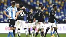 Para pemain Spezia merayakan kemenangan atas Napoli pada laga Liga Italia di Stadion Diego Armando Maradona, Rabu (6/1/2021). Napoli takluk dengan skor 1-2. (Alessandro Garofalo/LaPresse via AP)