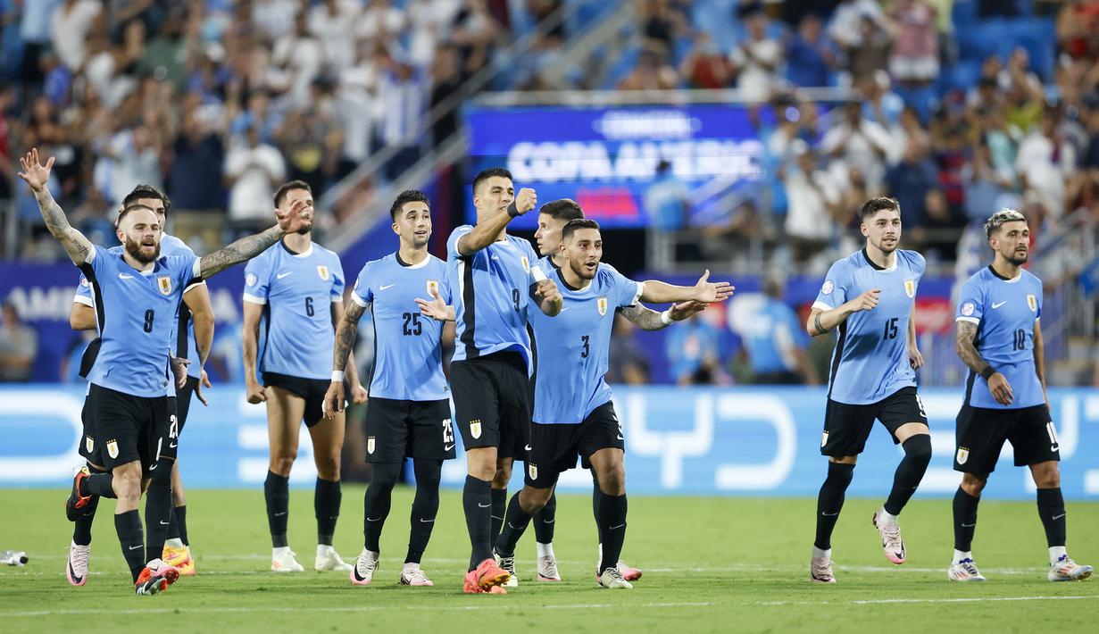Selebrasi para pemain Timnas Uruguay setelah memenangkan babak adu penalti atas Uruguay pada perebutan tempat ketiga Copa America 2024 di Bank of America Stadium, Charlotte, Amerika Serikat, Minggu (14/7/2024) pagi WIB. (AP Photo/Nell Redmond)