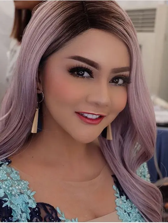 "Ya allah saya selamat kayak gini aja orangtua mengharapkan saya ada di rumah menjadi tulang punggung. Mereka berdoa supaya saya selamat tapi orang itu dengan mudahnya bilang saya mati," ucap Jenita Janet Selasa (22/5/2018). (instagram/jenitajanet)