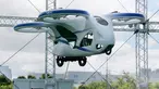 Mobil terbang NEC berhasil melayang saat penerbangan uji coba di fasilitas produsen elektronik Jepang, NEC Corp di Abiko, pinggiran Tokyo, Senin (5/8/2019). Mobil terbang yang serupa drone raksasa dan memiliki empat baling-baling ini melayang dengan mantap sekitar satu menit. (AP/Koji Sasahara)
