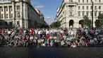 Para pengunjuk rasa berkumpul di pusat kota Budapest, Hongaria (5/6/2021). Ribuan orang di Hungaria mekakukan aksi protes menentang rencana pembangunan Universitas China di Budapest. (AP Photo/Laszlo Balogh)