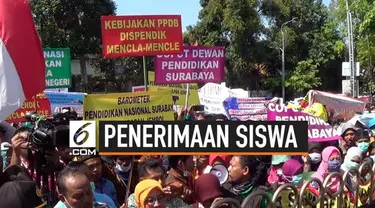 Ribuan guru swasta berdemonstrasi di Surabaya memprotes sistem zonasi yang membuat sekolahnya terancam kekurangan siswa.