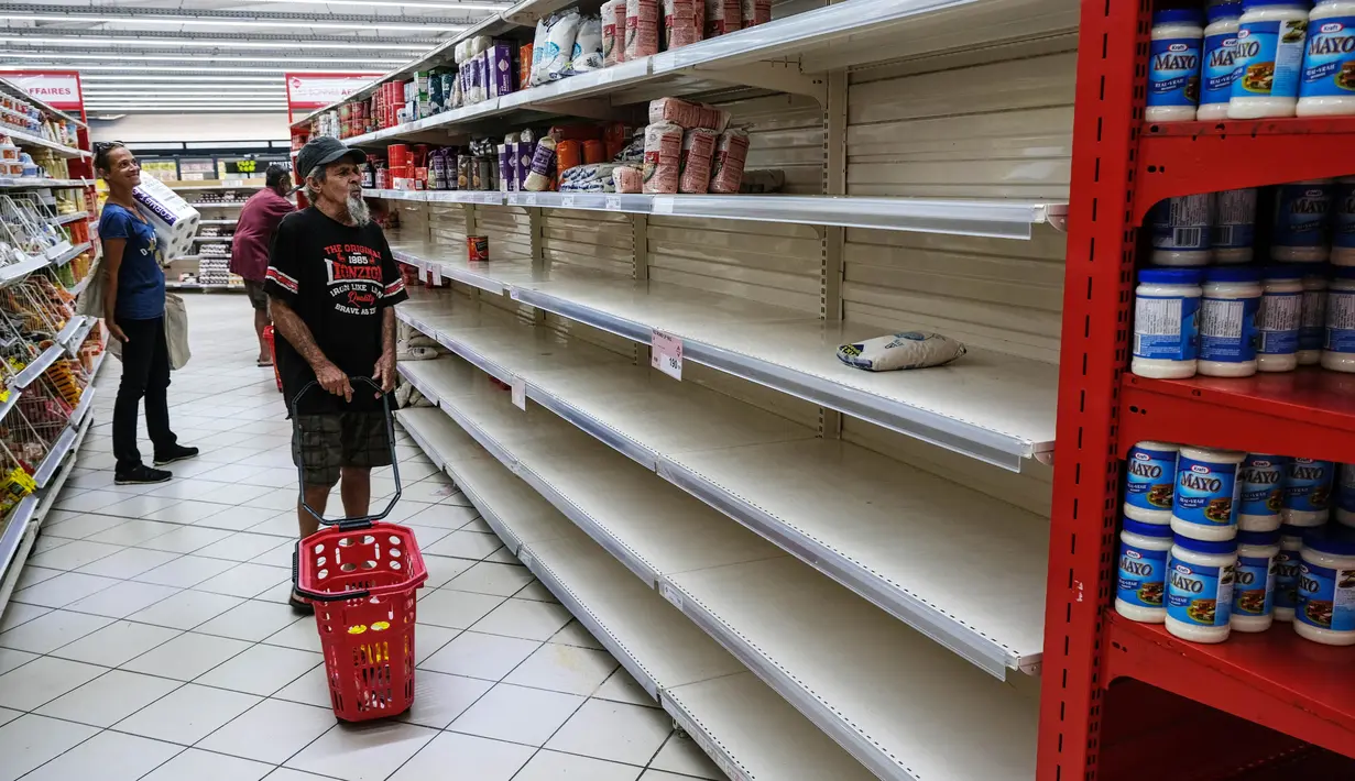 Kerusuhan menyebabkan kepanikan dan kekhawatiran warga akan ketersediaan bahan pangan. (Theo Rouby/AFP)