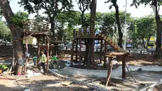 Petugas Dinas Kehutanan Jakarta Barat menyelesaikan pembangunan rumah pohon di kawasan Tomang, Jakarta, Selasa (19/11/2019). Pembangunan taman tersebut dilengkapi dengan rumah pohon untuk menambah ruang bermain anak. (Liputan6.com/Herman Zakharia)