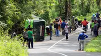 Bus memuat rombongan murid SDN Margobenr, Kecamatan Tarik, Kabupaten Sidoarjo yang terguling. Foto: (Mokhamad Zubaidillah/Radar Bromo/Jawa Pos)