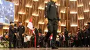 Sejumlah atlet Indonesia mencium bendera merah putih saat pengukuhan Tim Indonesia untuk Asian Games 2022 Hangzhou di Auditorium Kementerian PUPR, Jakarta, Selasa (19/09/2023). (Bola.com/Bagaskara Lazuardi)