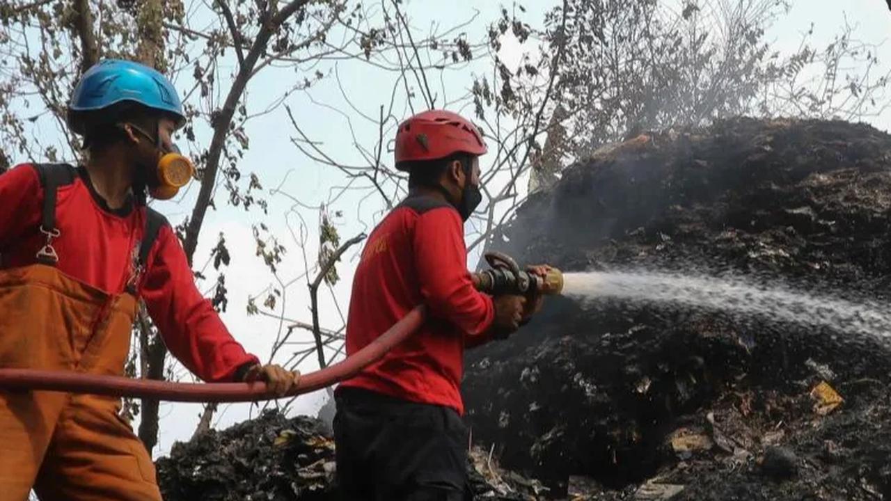 Namun meski kobaran api sudah padam, petugas damkar tetap melakukan pendinginan sejumlah titik yang masih mengeluarkan asap hingga benar-benar tak ada asap yang keluar.