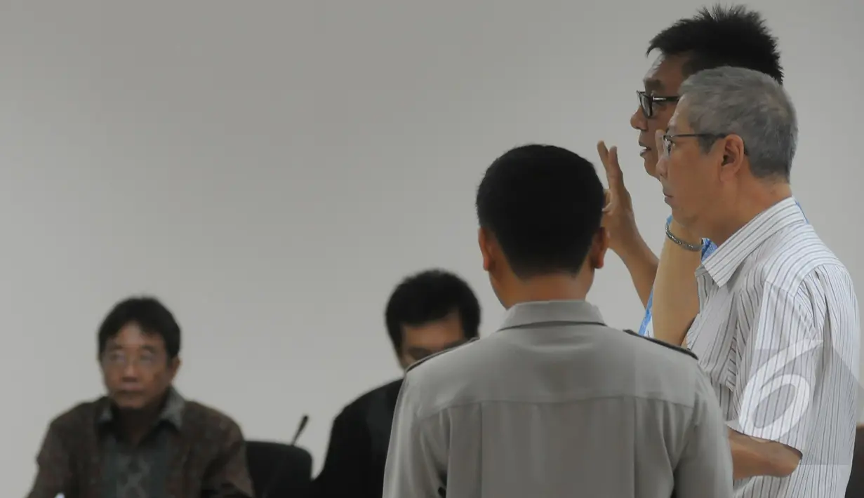 Para saksi bersumpah saat akan memberikan kesaksian di sidang lanjutan kasus dugaan suap alih fungsi lahan hutan di Bogor, Pengadilan Tipikor, Jakarta, Senin (30/3/2015). (Liputan6.com/Herman Zakharia)