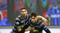 Striker Inter Milan, Lautaro Martinez, melakukan selebrasi bersama Achraf Hakimi usai mencetak gol ke gawang Benevento pada laga Liga Italia di Stadion Giuseppe Meazza, Minggu (31/1/2021), Inter Milan menang dengan skor 4-0. (AP/Luca Bruno)
