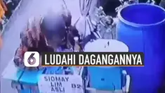 Terekam kamera CCTV penjual siomay ludahi daganganya sendiri. Menurut kabar penjual siomay itu sudah meminta maaf kepada masyarakat melalui video klarifikasi yang beredar.