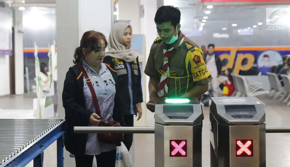 Anggota Pramuka membantu calon penumpang melakukan cek in elektronik di Pelabuhan Penyeberangan Merak, Banten, Sabtu (1/6/2019). Hingga Sabtu (1/6) pukul 08.00 WIB, pemudik yang menyebrang dari pelabuhan Merak menuju Bakauheni mengalami peningkatan 30,1%. (Liputan6.com/Helmi Fithriansyah)