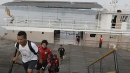 Pemain Mitra Kukar memanfaatkan fasilitas transportasi kapal feri setiap akan berlatih menuju Stadion Aji Imbut, Tenggarong, Kaltim, Sabtu (3/10/2015). (Bola.com/Vitalis Yogi Trisna)