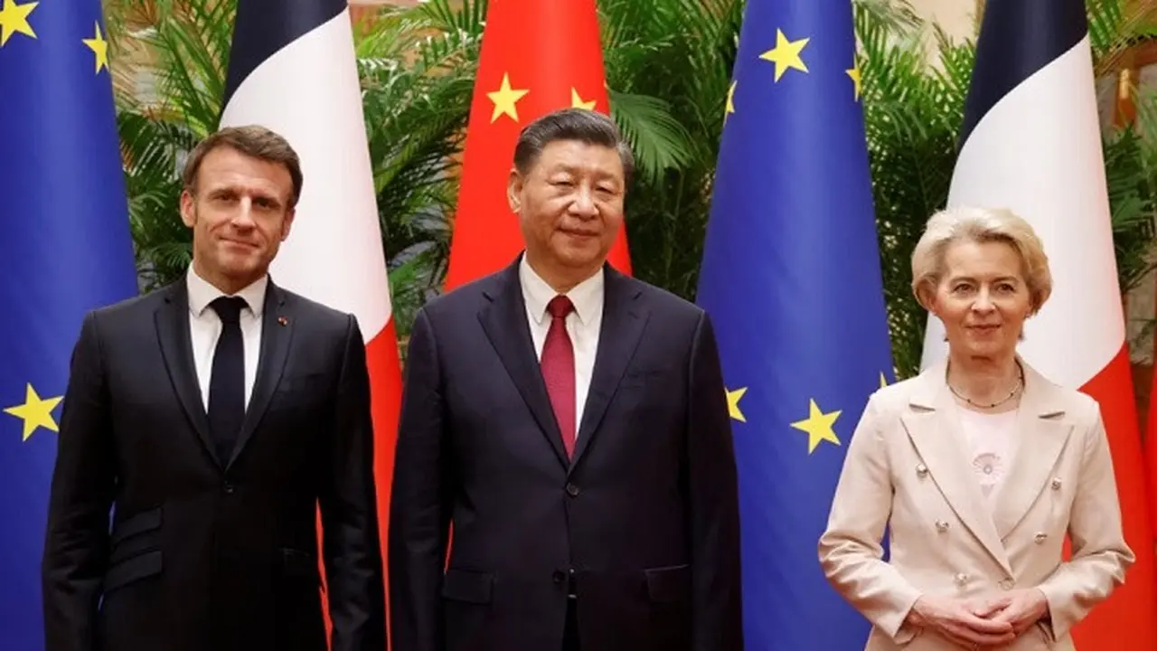 Presiden Prancis Emmanuel Macron, Presiden China Xi Jinping, dan Presiden Komisi Eropa Ursula von der Leyen dalam pertemuan di Beijing, Rabu (6/4/2023). (Dok. AFP)