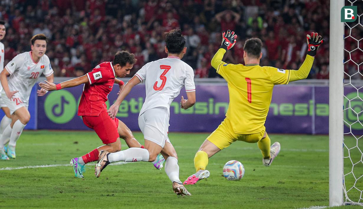 <p>Pemain Timnas Indonesia, Egy Maulana Vikri, mencetak gol ke gawang Vietnam dalam laga Grup F Kualifikasi Piala Dunia 2026 zona Asia di Stadion Utama Gelora Bung Karno (SUGBK) Senayan, Jakarta, Kamis (21/3/2024). (Bola.com/Bagaskara Lazuardi)</p>